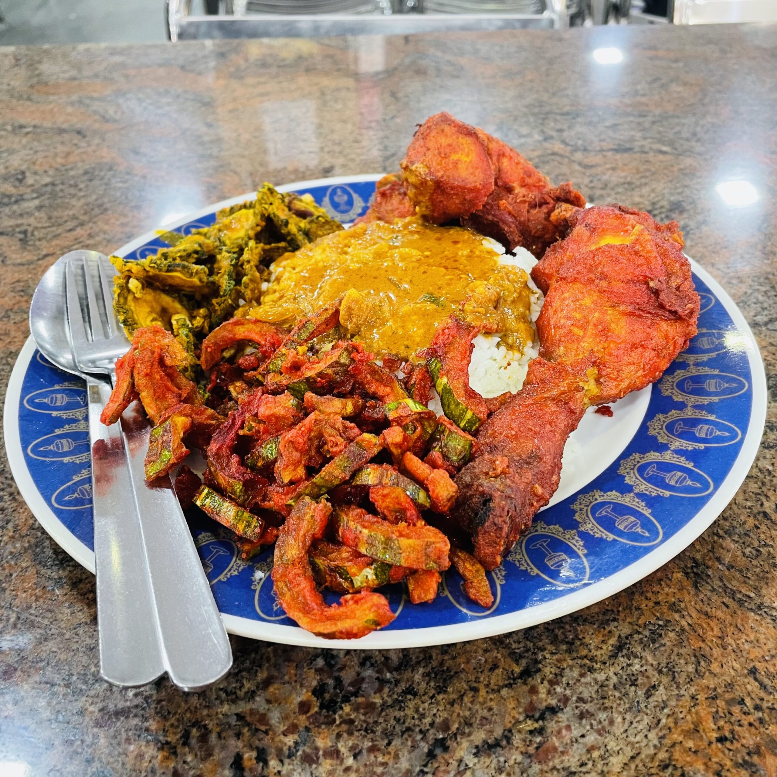 Pat indien à base de riz et de poulet frit