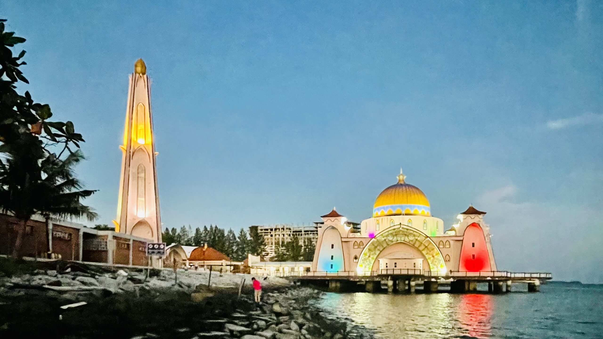 Mosquée dite flottante de Malacca en Malaisie au coucher du soleil