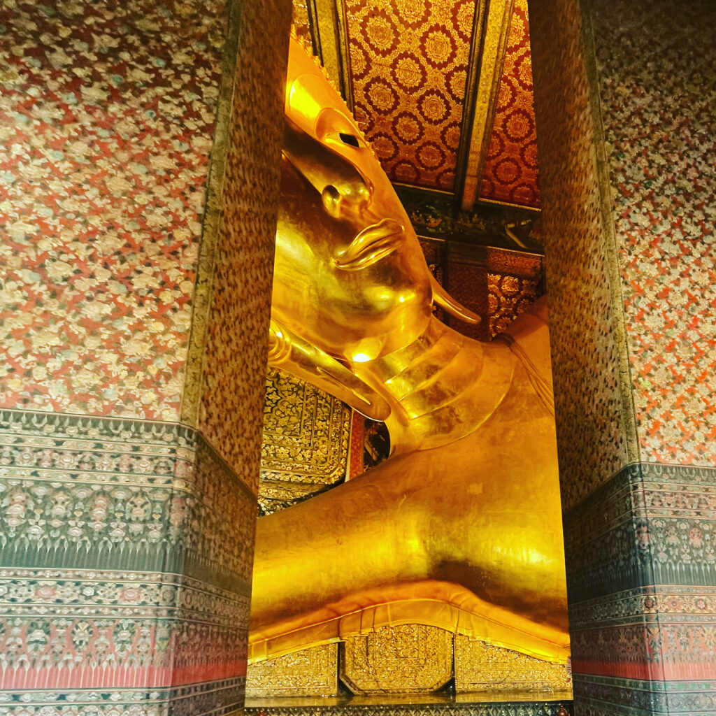Vue sur le Bouddha couché au Wat Pho à Bangkok