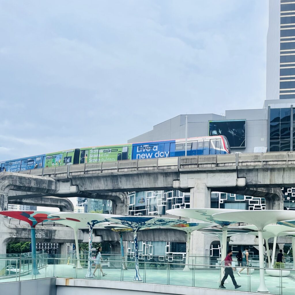 Vue sur le métro et ses infrastructures à la station BTS Siam dans le quartier Sukhumvit à Bangkok