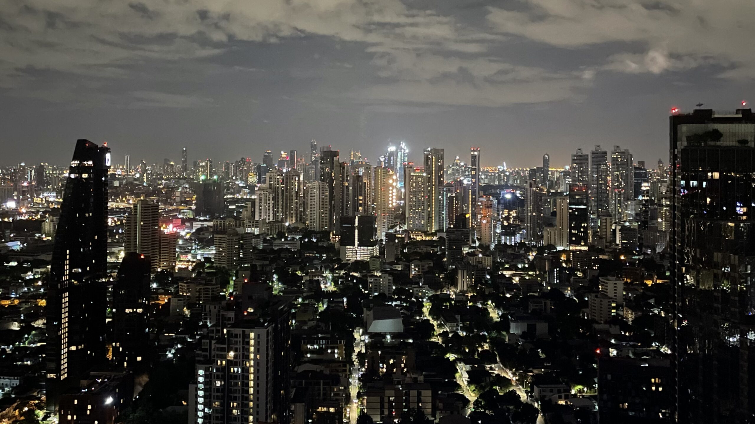 Vue de nuit de Bangkok depuis le T-One Building sur Sukhumvit