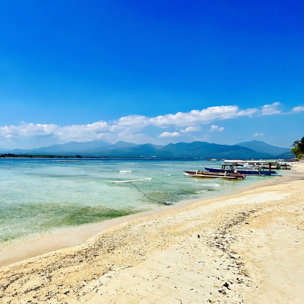 Bateaux de pêche amarrés sur la plage de Gili Meno en Indonésie