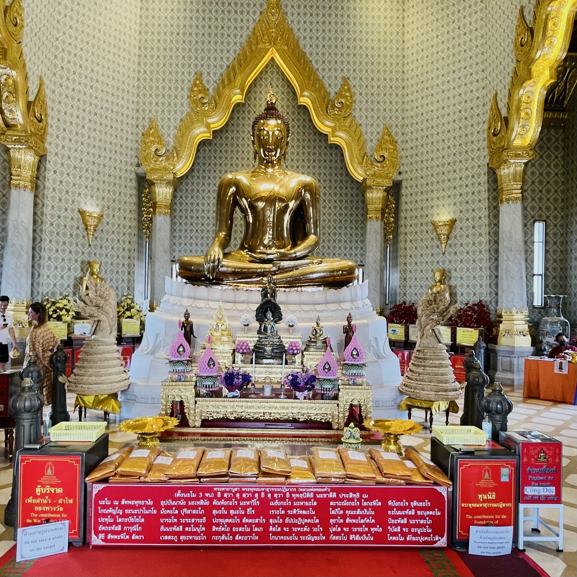 Vue sur le Bouddha d'or du Wat Traimin à bangkok en Thaïlande, la plus grande statue de Bouddha en or du monde
