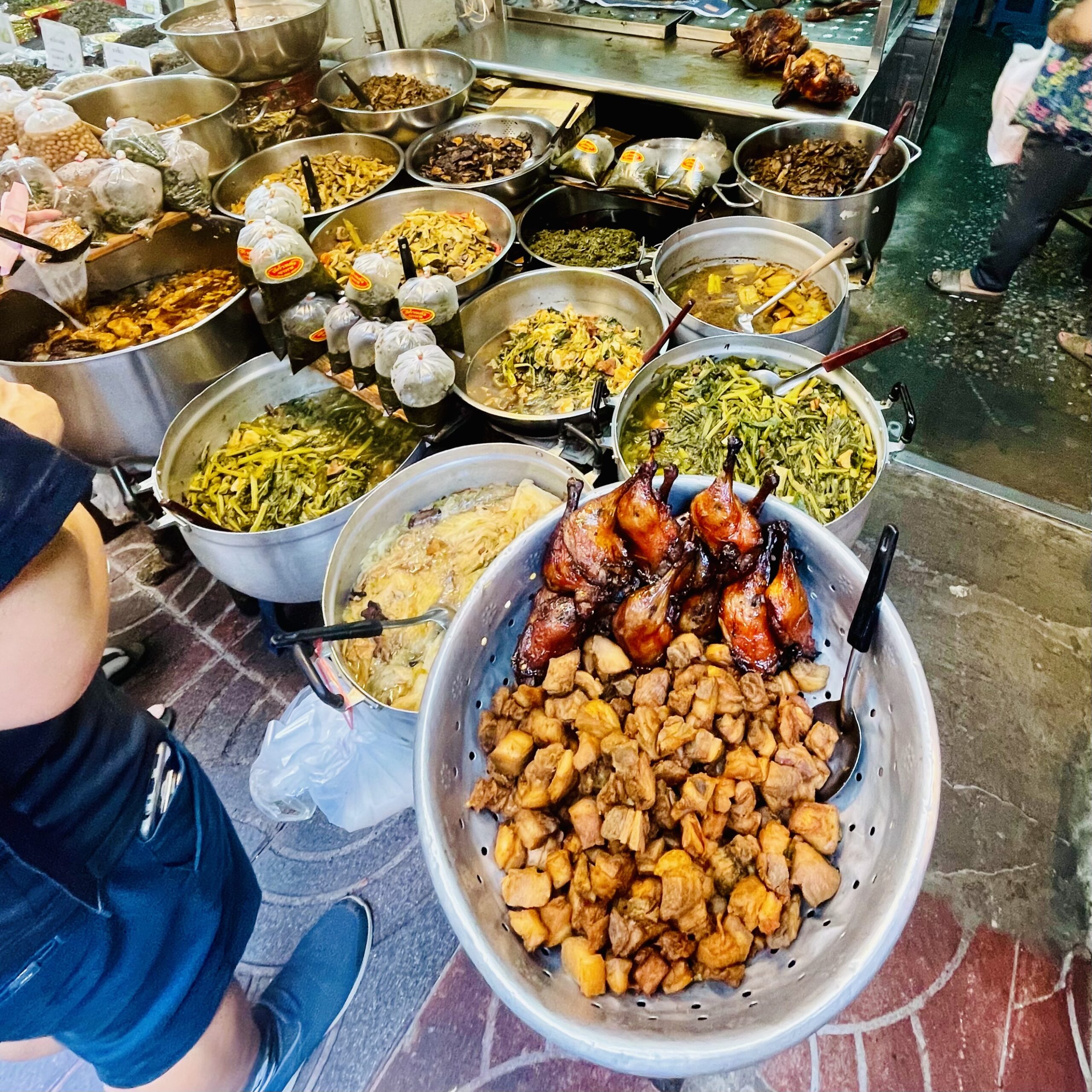 Étal de plats dans une boutique de Chinatown à Bangkok en Thaïlande
