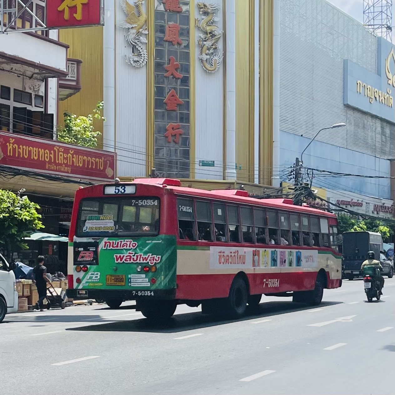 Bus ancien dans la rue principale de Chinatown à Bangkok