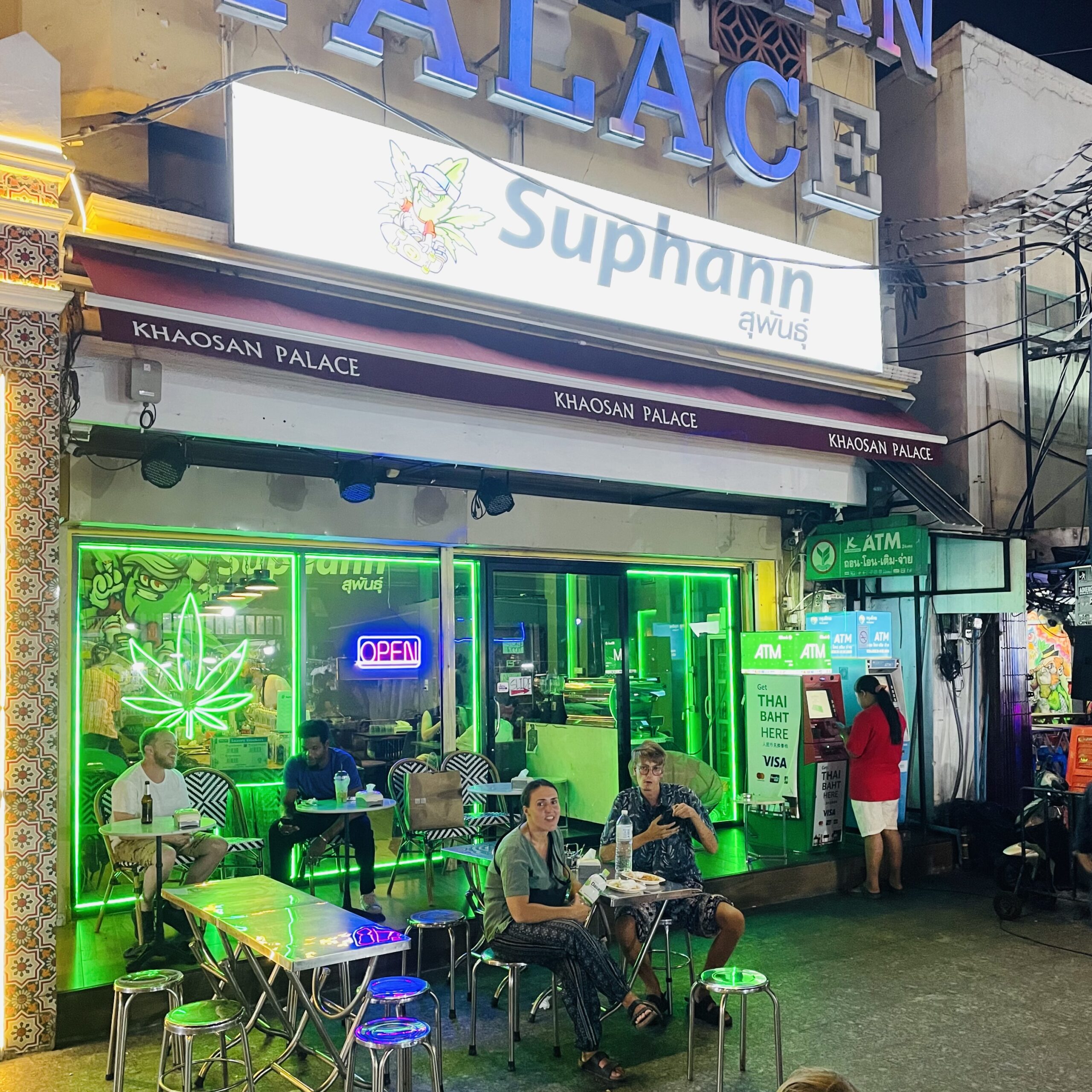 Coffee shop sur Kao San Road à Bangkok en Thaïlande