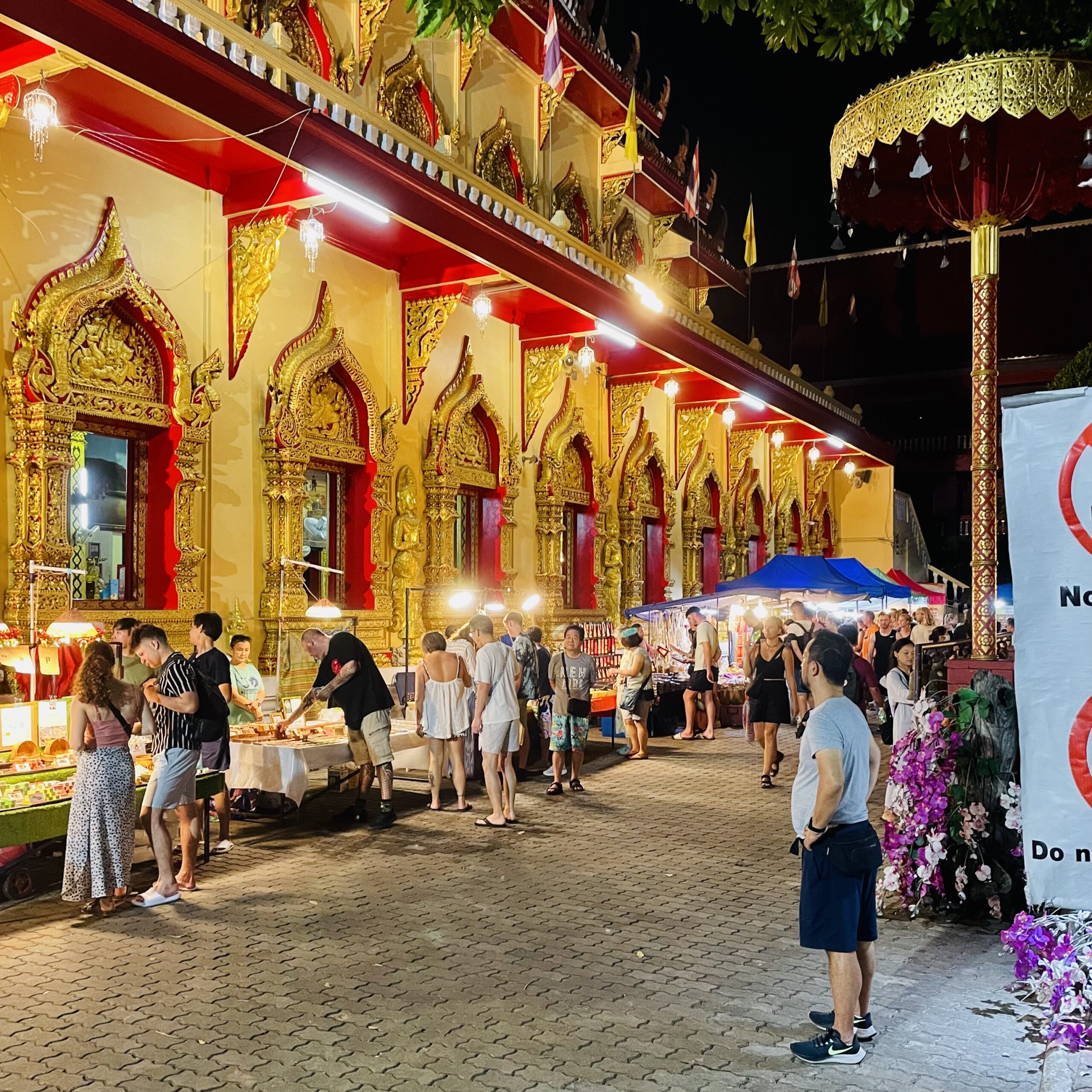 SundaySunday Night Market de Wat Phan On à Chiang Mai en Thaïlande Night Market qu Wat Phan On à Chiang Mai en Thaïlande