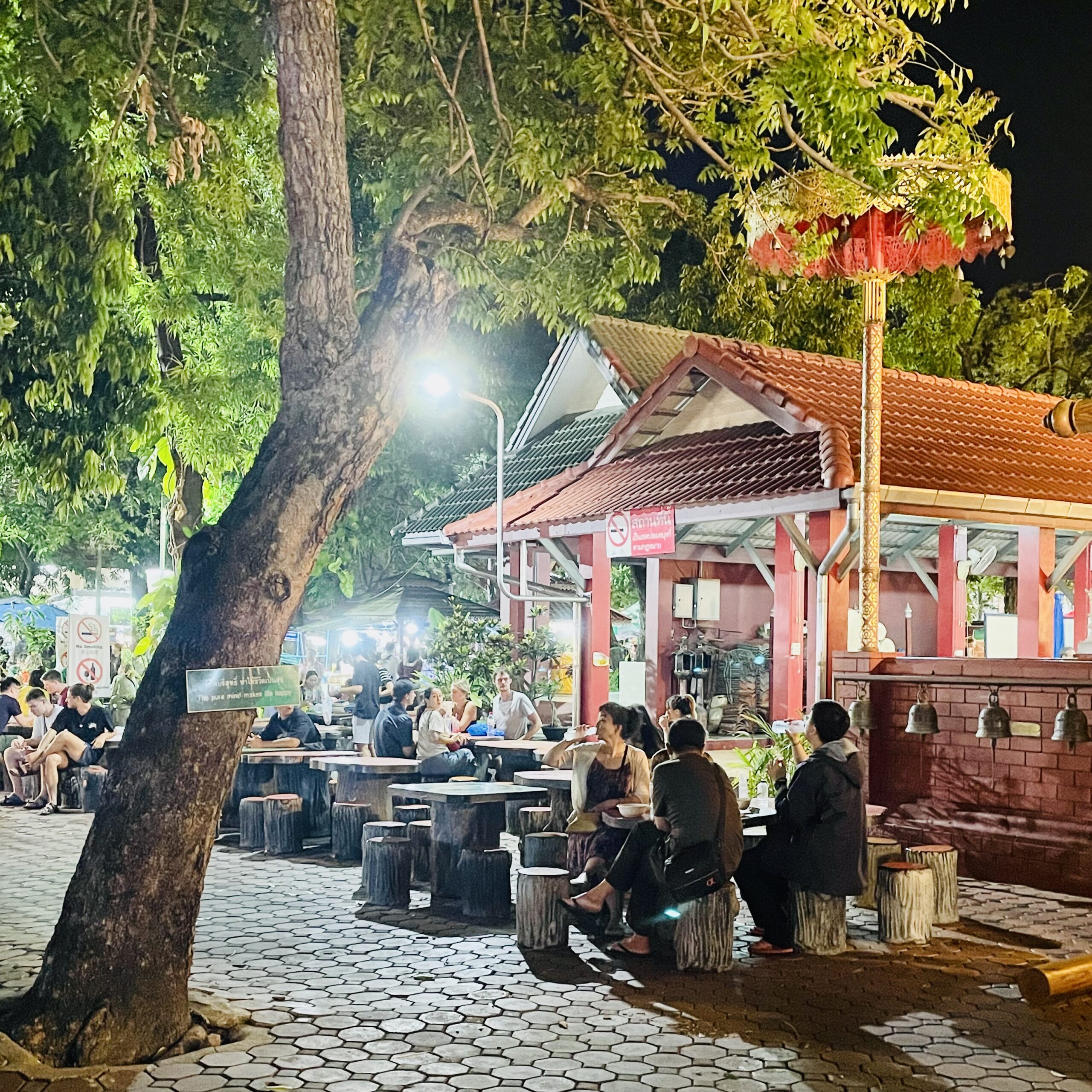 Sunday Night Market de Wat Phan On à Chiang Mai en Thaïlande