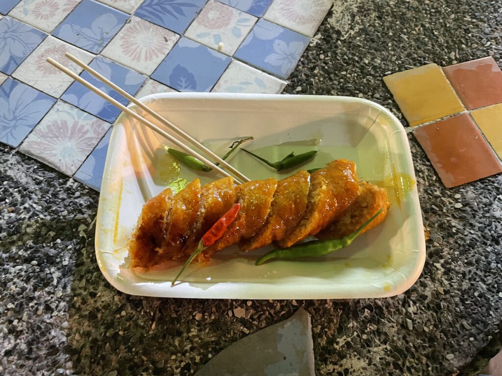 Plat de saucisse épicée au Sunday Night Market de Wat Phan On à Chiang Mai en Thaïlande