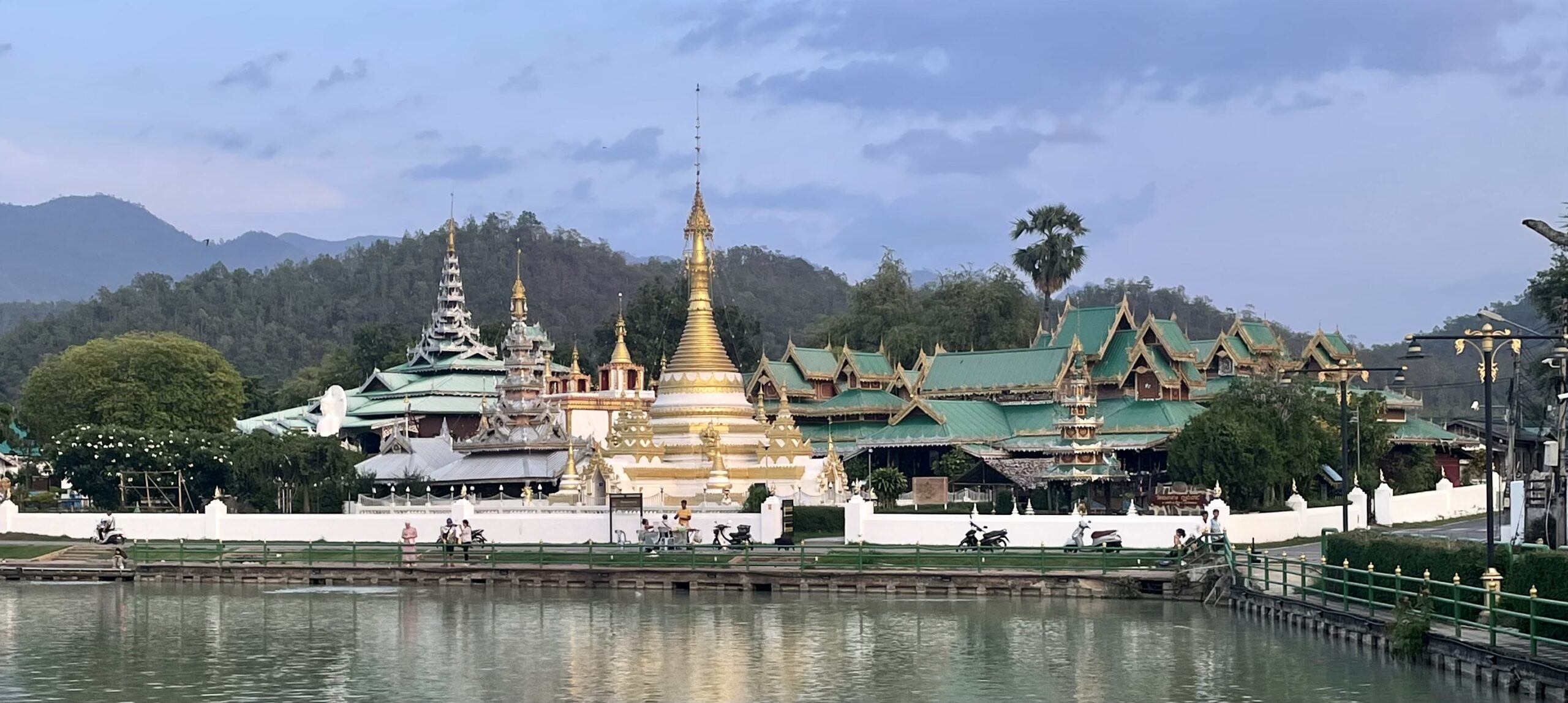 Vue sur les Wat Chon Kham et Wat Chong Klang depuis le lac Chon Kham à mae Hong Son en Thaïlande