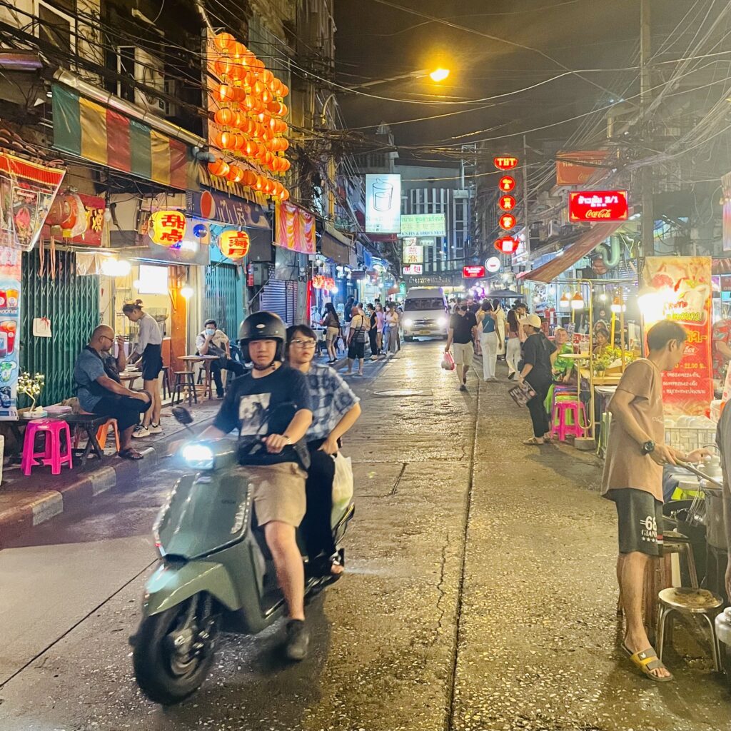 Plaeng Nam Road à la nuit tombée dans Chinatown à Bangkok