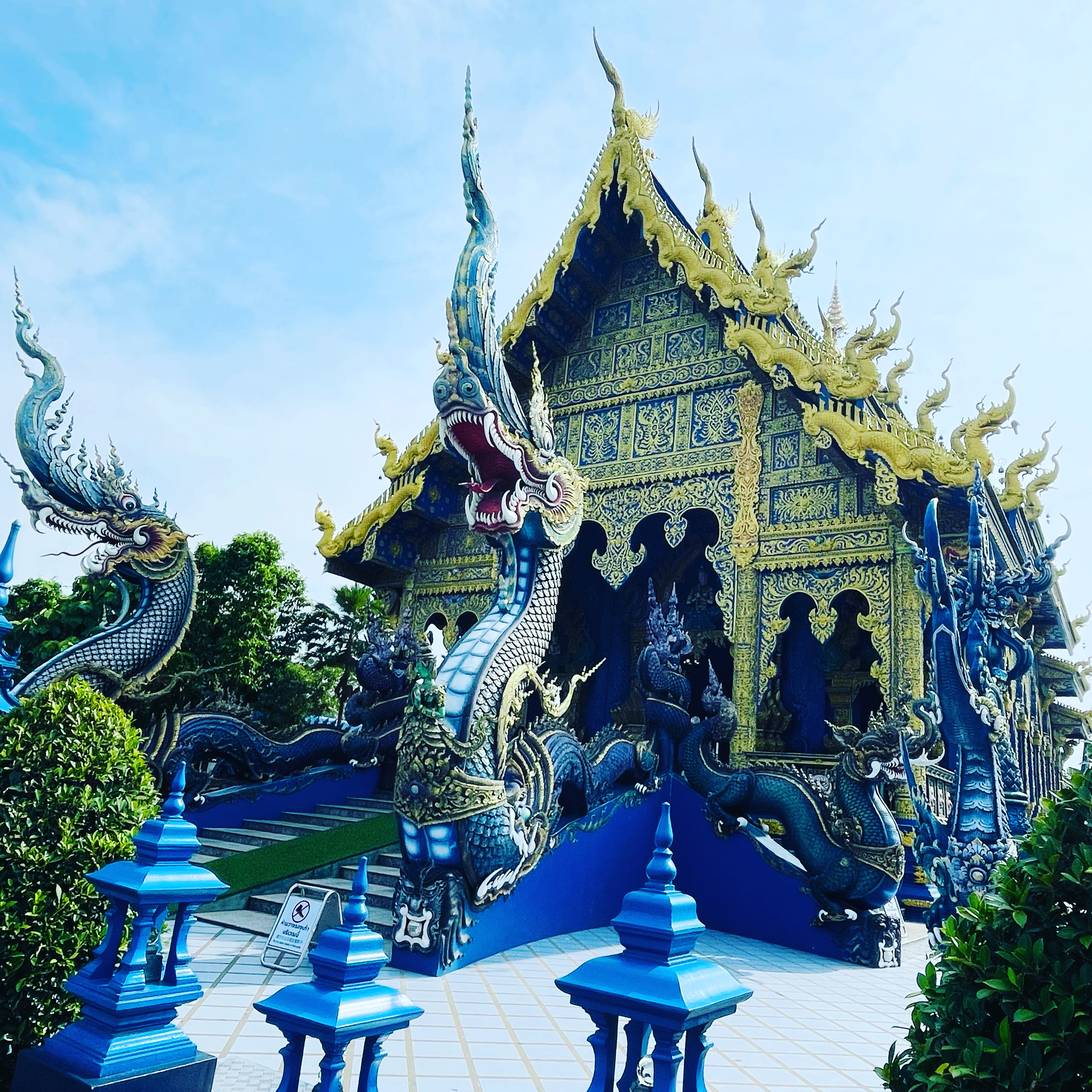 Vue sur le temple principal du Wat Rong Suea Ten à Chiang Rai en Thaïlande