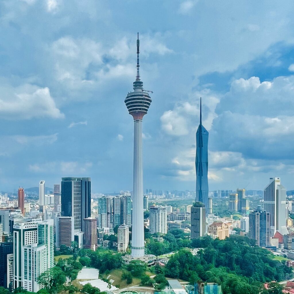 Vue sur la KL Tower et la Merdeka 118 depuis le Platinum Hotel à Kuala Lumpur en Malaisie