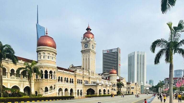 Palais du Sultan Abdul Samad depuis la Merdeka Square à Kuala Lumpur en Malaisie