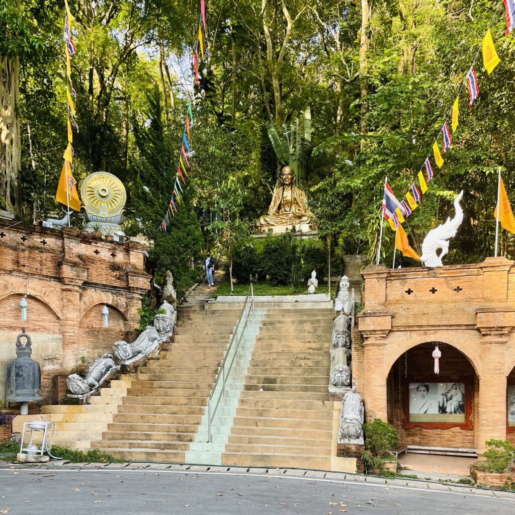 Entrée du Wat Phrathat Doi Suthep dans les environs de Chiang Mai en Thaïlande