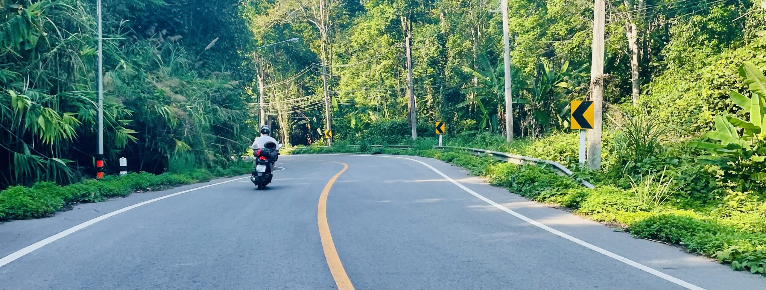 Vue en scooter sur la route 1096 reliant Chiang Mai à Pai en Thailande