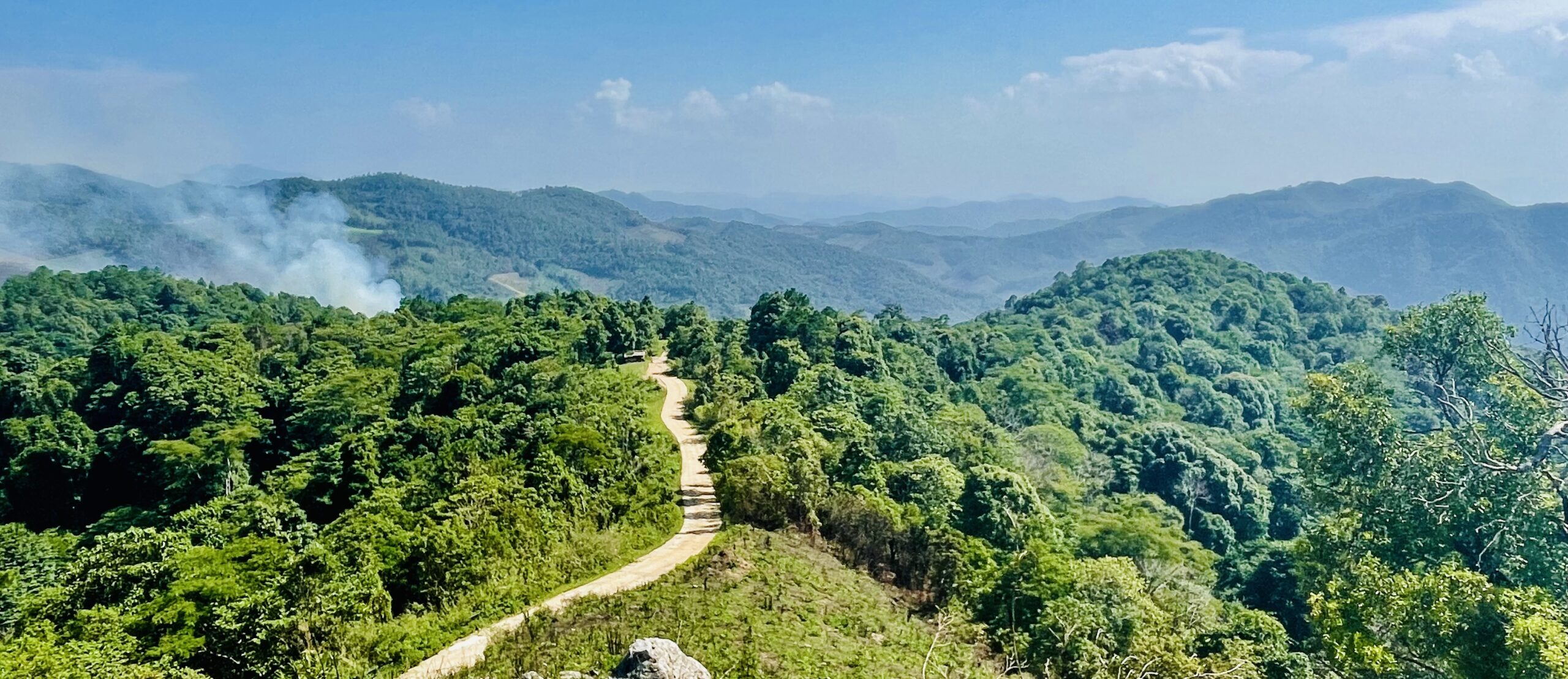 Vue sur la campagne et les montagnes entre Mae Hong Son et Mae Chem en Thaïlande