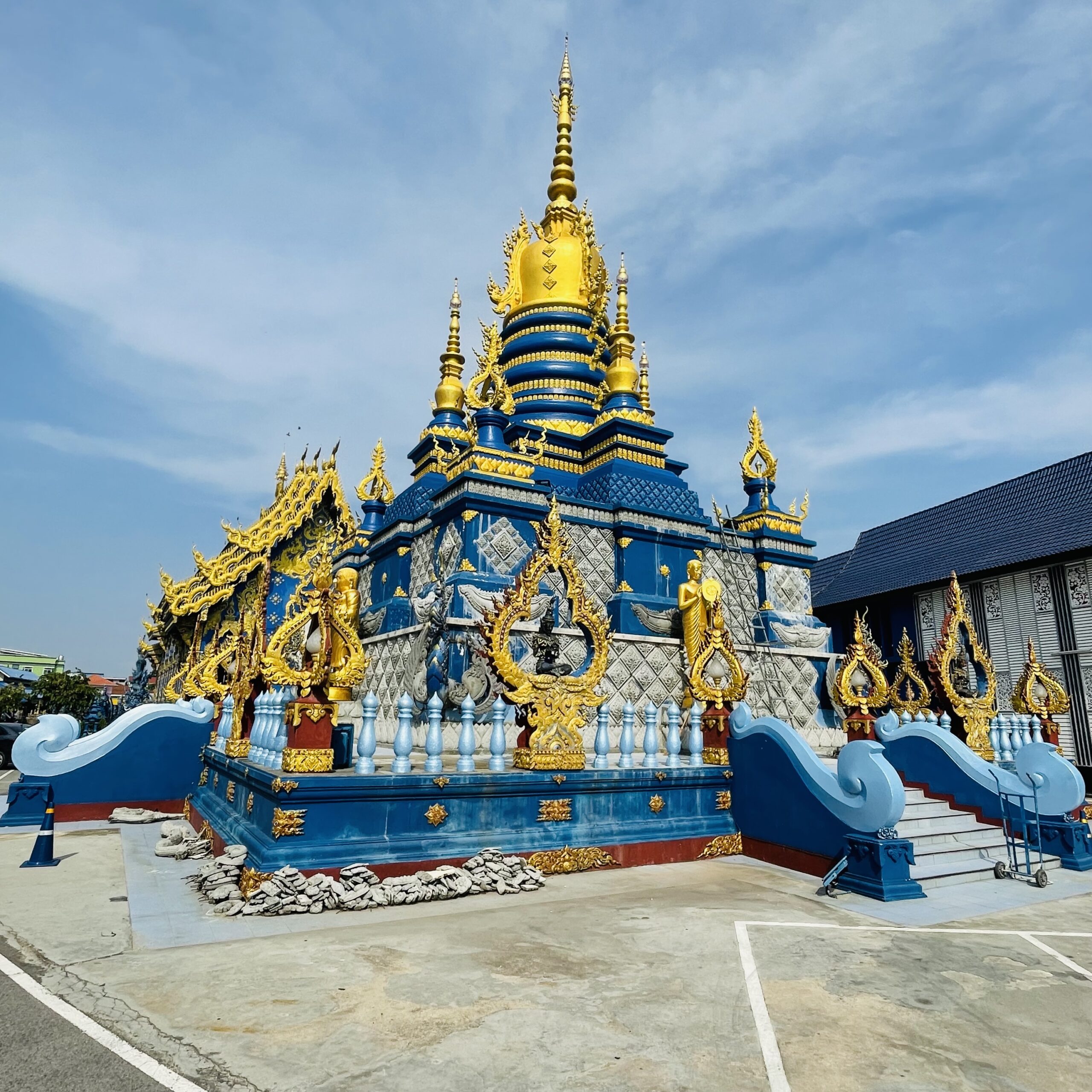 Le Wat Rong Suea Ten ou Temple Bleu à Chiang Rai en Thaïlande