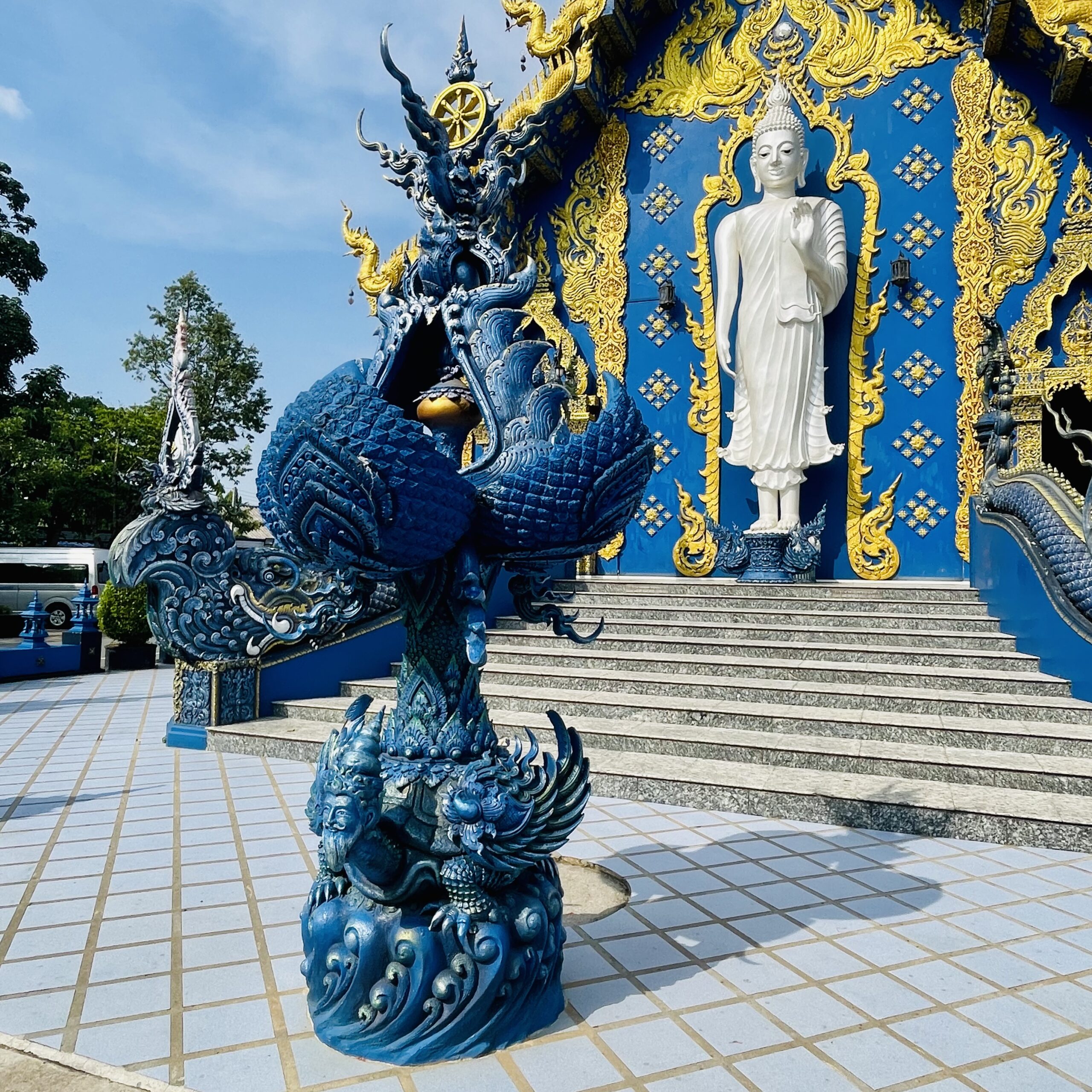 Sculpture de dragon devant le Wat Rong Suea Ten à Chiang Rai en Thaïlande