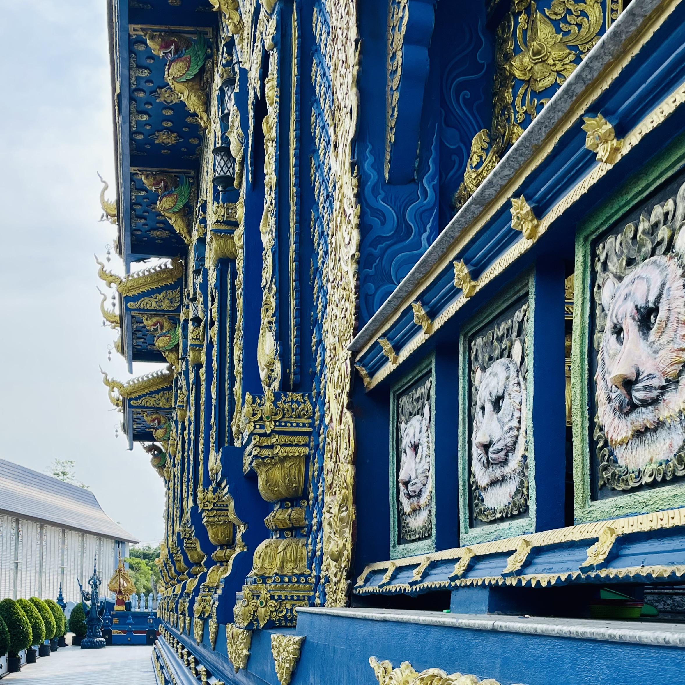 Incrustations sur la façade du Wat Rong Suea Ten à Chiang Rai en Thaïlande