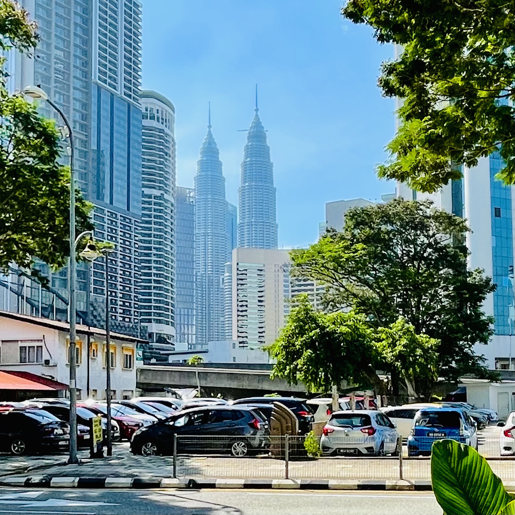 Vue sur les Petronas depuis Dangi Wangi à Kuala Lumpur en Malaisie