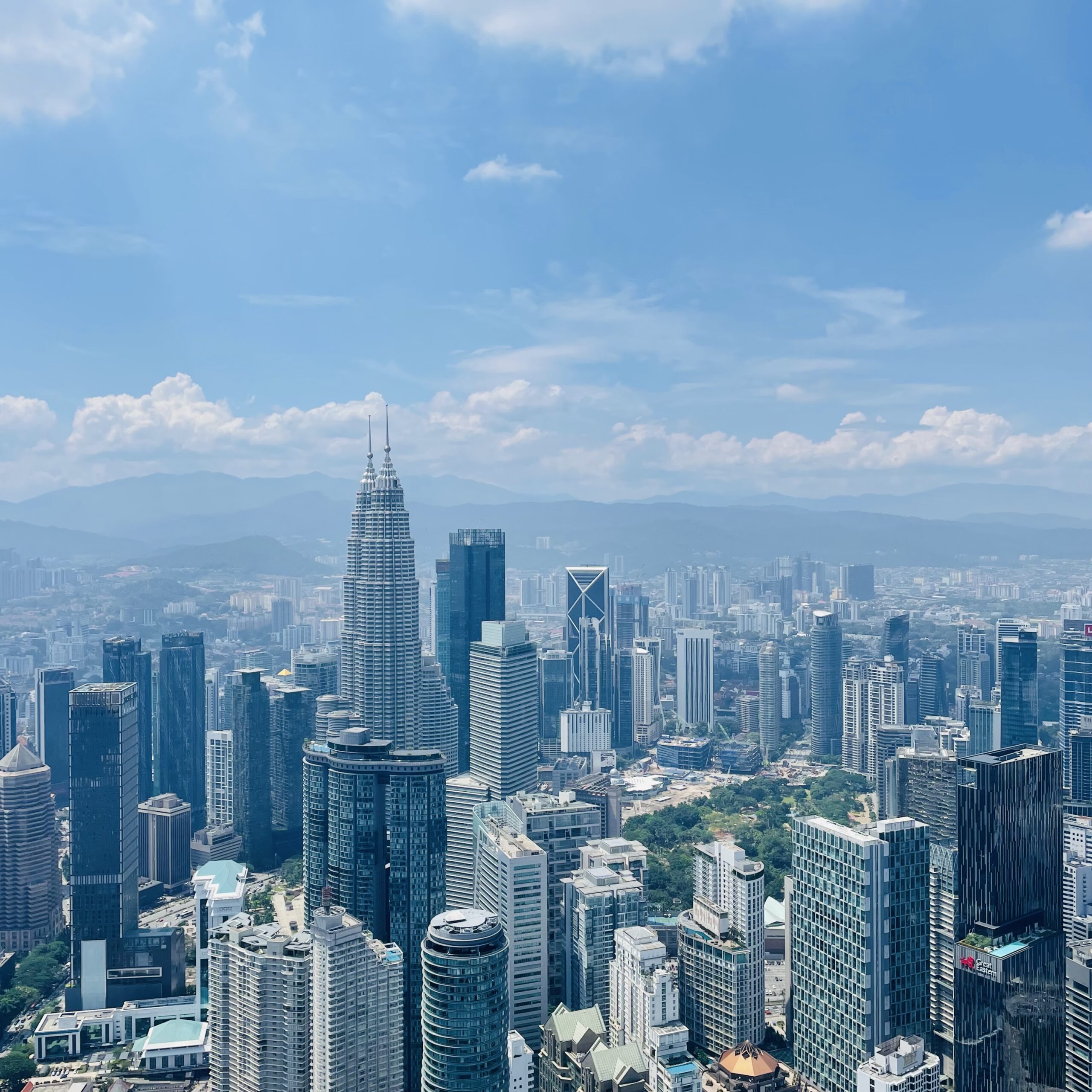 Vue panoramique sur Kuala Lumpur et les Pertronas depuis la Skybox de la KL Tower Menara