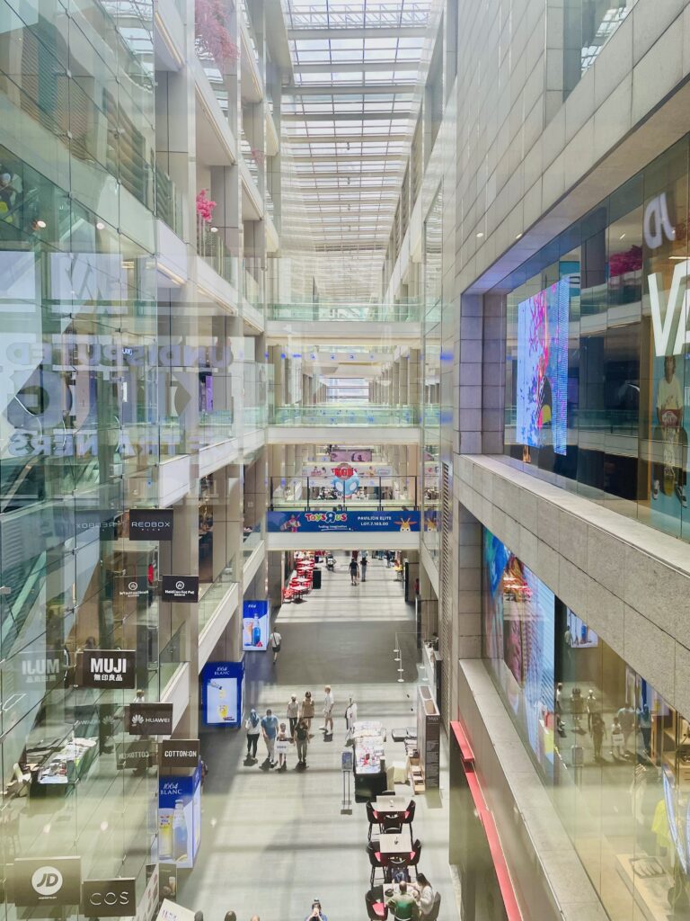 Espace central du centre commercial "Pavillion Kuala Lumpur"depuis le 4ème étage