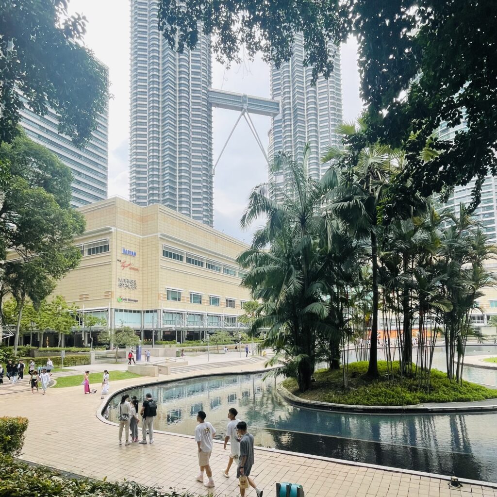 Vue sur le Suria's Center depuis le "Taman KLCC" à Kuala Lumpur en Malaisie