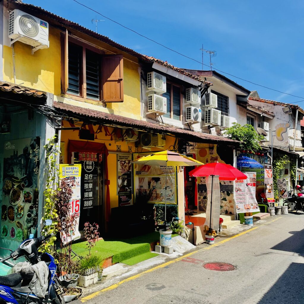 Vue sur les bâtiments colorés d'une rue du quartier chinois de Malacca en Malaisie