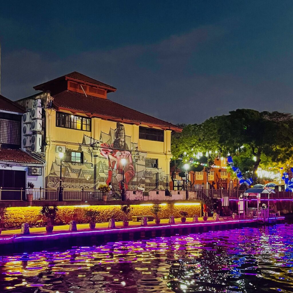 Bâtiments illuminés dans la nuit le long du canal de Malacca en Malaisie